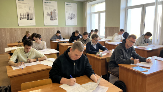 Студенты КГЭУ успешно сдали квалификационный экзамен на профессию «Электромонтёр по испытаниям и измерениям» 3‑го разряда