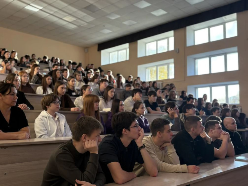 Первокурсники КГЭУ встретились с сыном Героя Советского Союза Михаила Девятаева