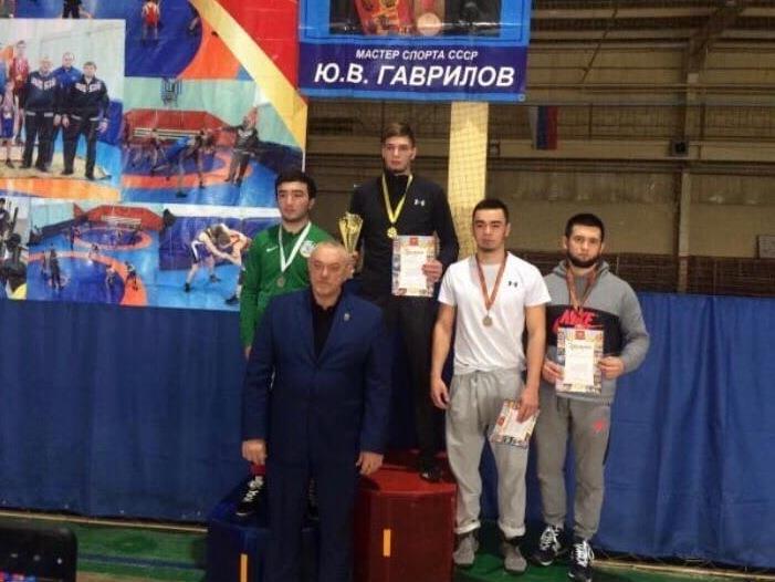 Мансур Заманов везёт медаль из Оренбургской области.