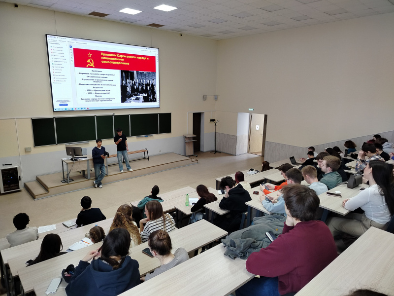 Непобедимая наша страна дружбой народов скреплена