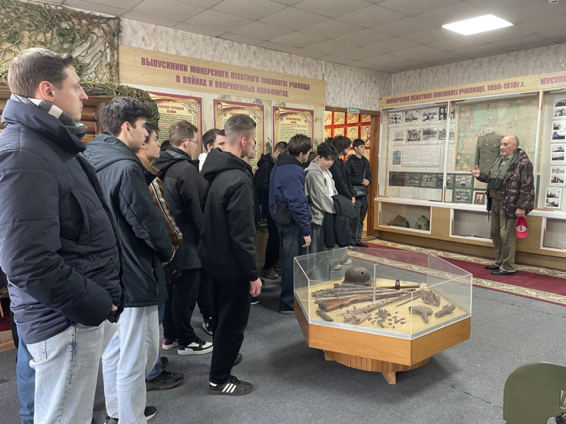 Экскурсия студентов университета в Казанское высшее танковое командное училище