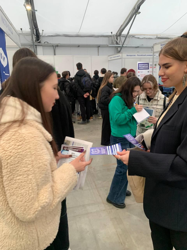 Студенты социологи-маркетологи участвуют в выставке "Образование и Карьера"-2022, знакомят будущих абитуриентов с преимуществами обучения на направлении "Социология" в КГЭУ